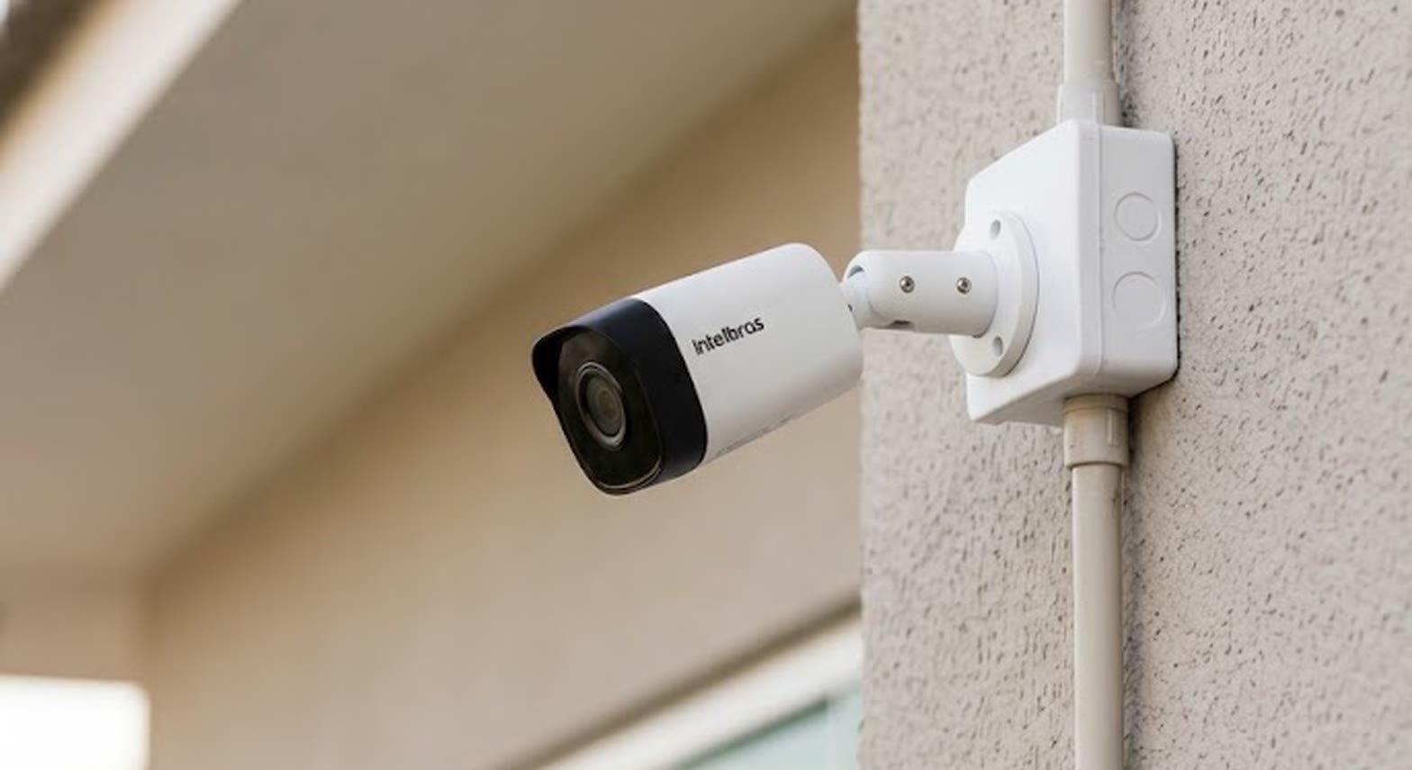 Câmera de segurança instalada na parede externa de uma residência pela Texas Light em Guarapuava