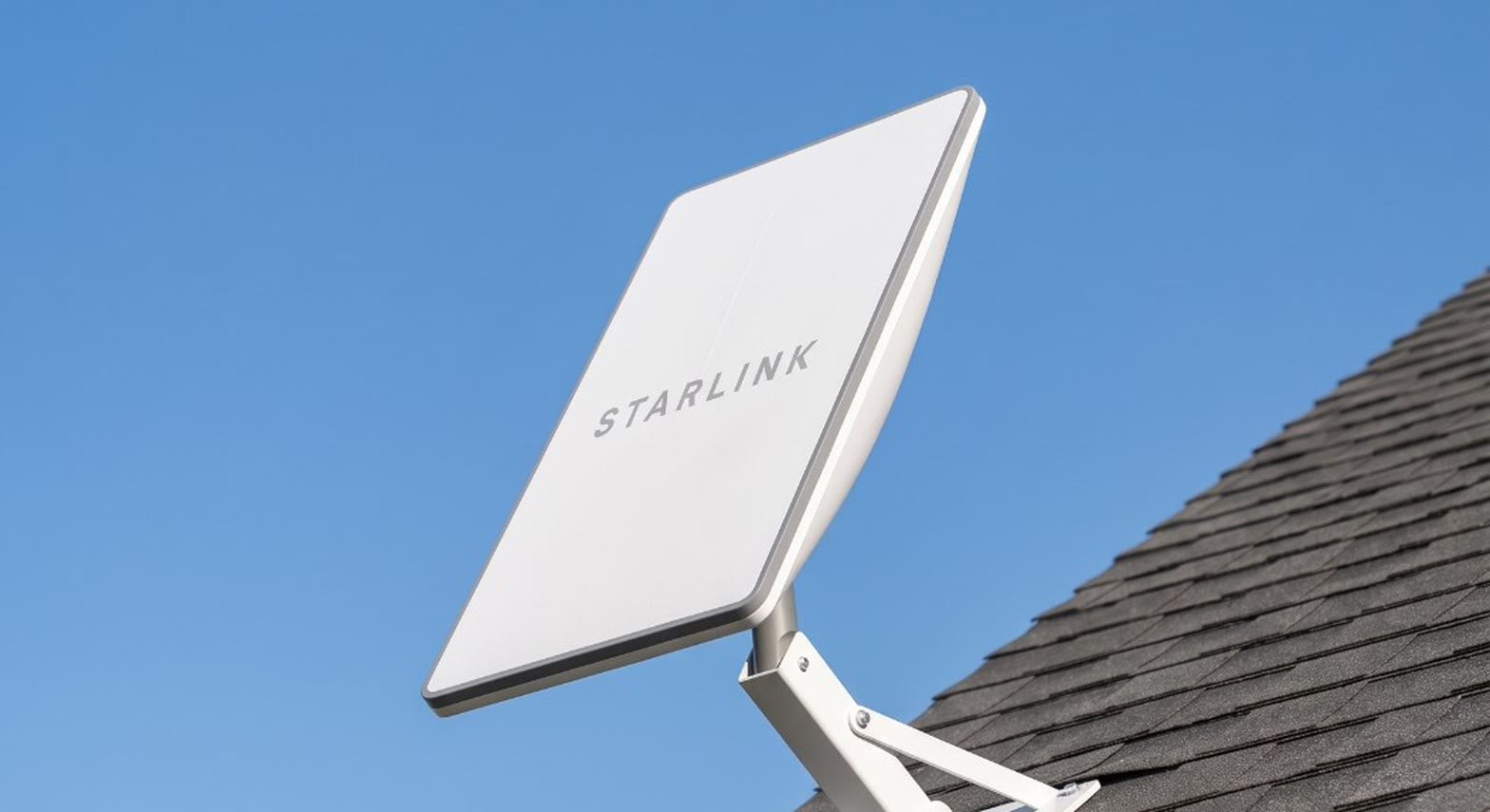 Antena Starlink instalada no telhado de uma residência pela Texas Light na região de Guarapuava
